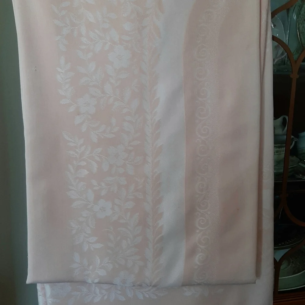 Vtg Damask Pastel Pink Tablecloth and 6 Piece Napkin Set.